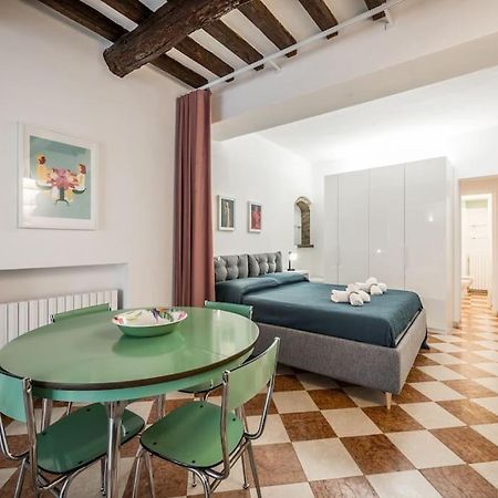 Casa Camilla - Arty Suite Nel Centro Storico Parma Luaran gambar