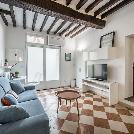 Casa Camilla - Arty Suite Nel Centro Storico Parma Luaran gambar