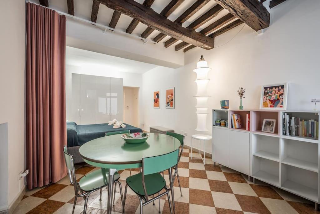 Casa Camilla - Arty Suite Nel Centro Storico Parma Luaran gambar
